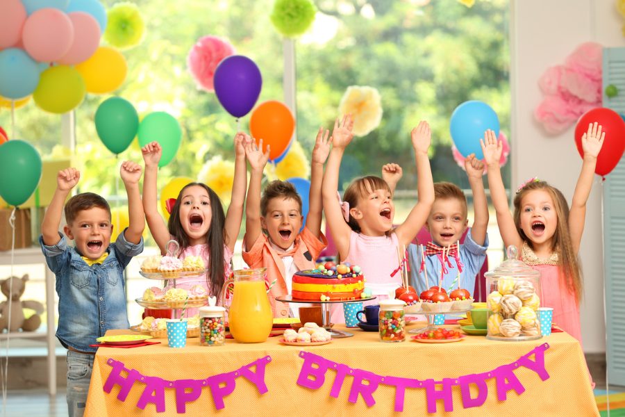 Niños celebrando